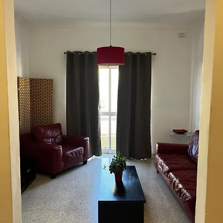 Bright In Touristic Area Apartment